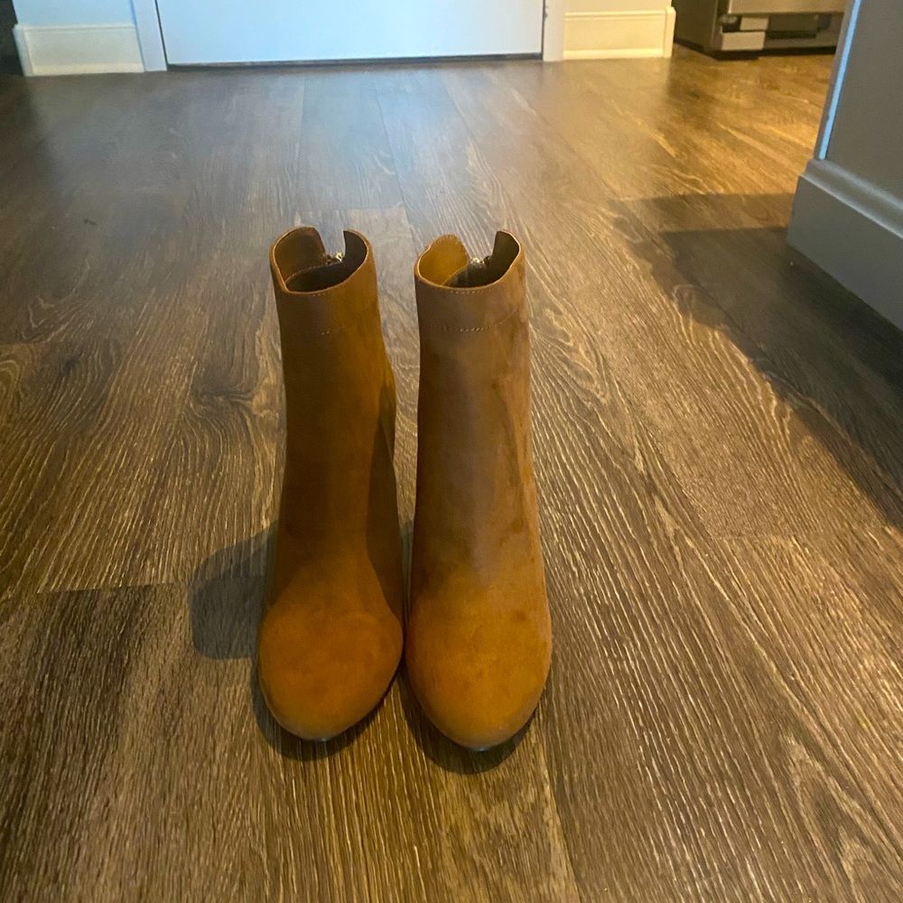 NWOT brown suede booties